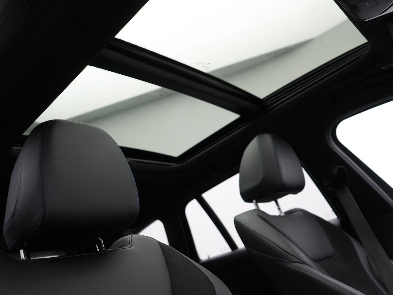 BMW 3-SERIE Touring 330e M Sport Plug in Hybrid 293pk Dealer O.H PHEV | Panodak | Adaptive Onderstel | Laser LED | Alcantara Sportstoelen Memory | Head Up | Camera | 19"L.M | Keyless | Apple Carplay | Navigatie | Virtual | DAB |