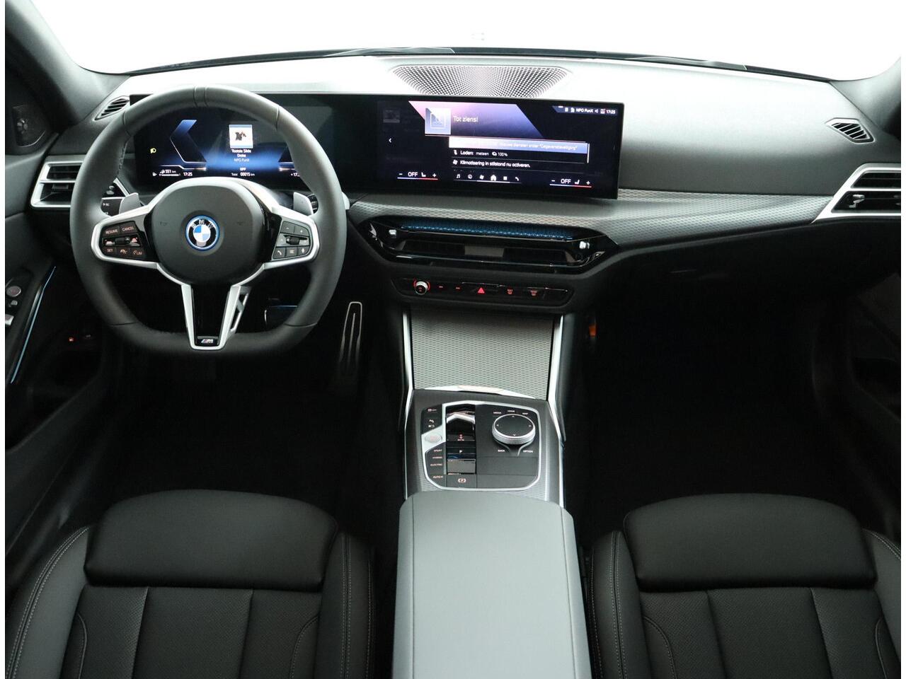 BMW 3-SERIE Touring 330e xDrive M Sportpakket Pro | Trekhaak | Panoramadak | Harman Kardon | Active Cruise Control | Comfort Access