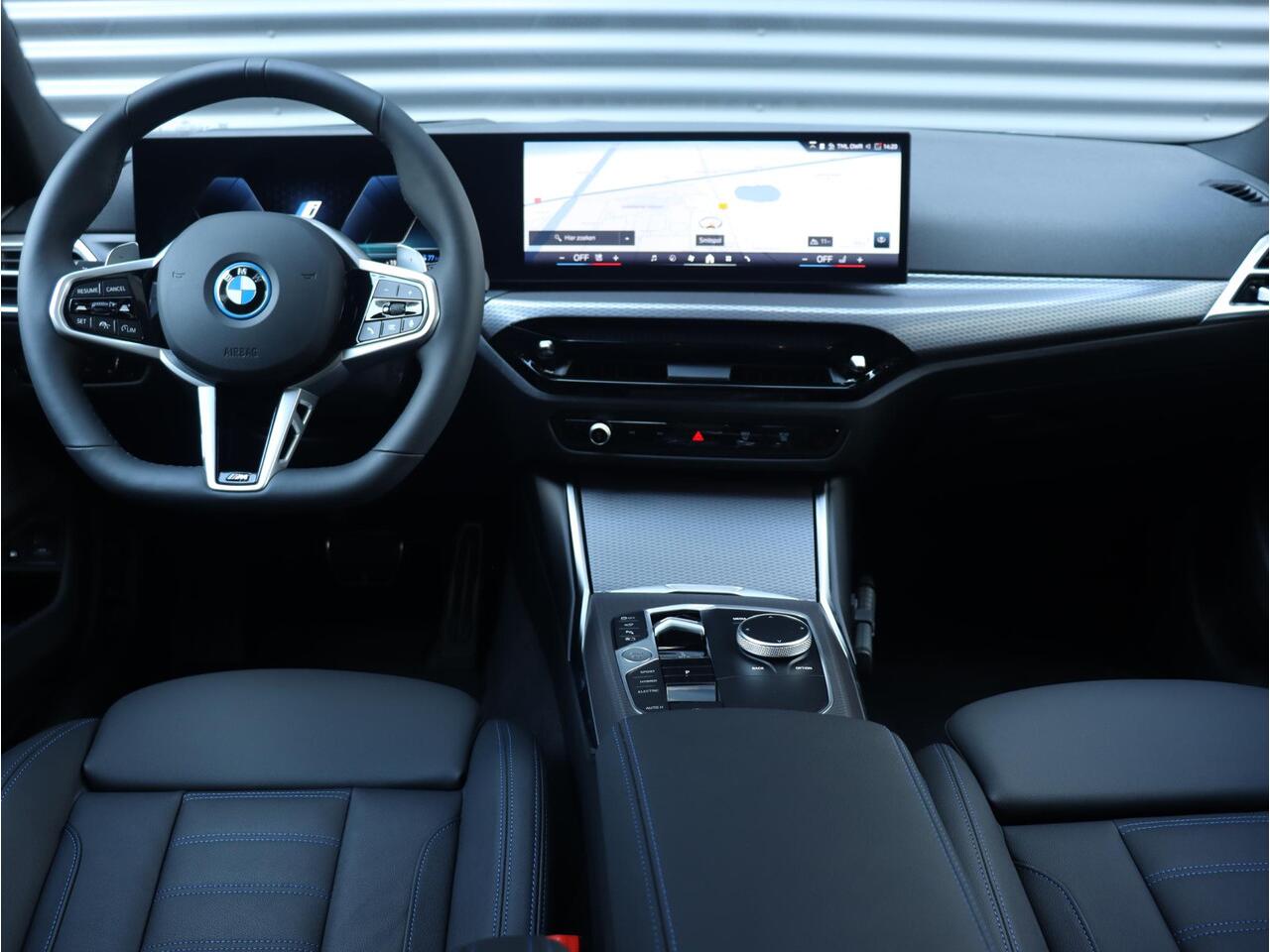 BMW 3-SERIE Touring 330e | High Executive | M Sportpakket Pro | Panodak | Trekhaak | Adaptive Cruise Control | Innovation Pack | Head-Up | Parking Assistant Plus | 19'' LMV