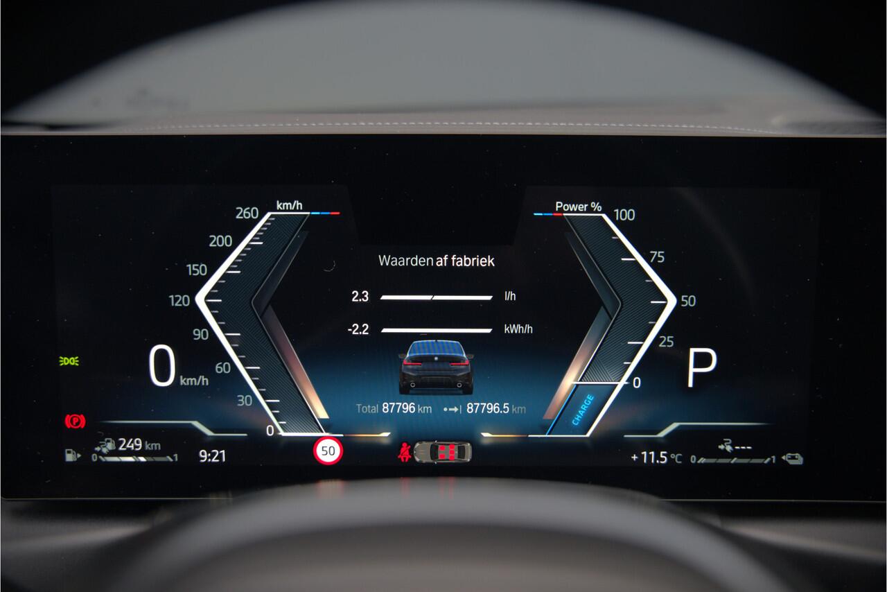 BMW 3-SERIE 320e High Executive M Sport | Panoramadak | Harman Kardon | Carbon | Camera | Adaptive LED | Stoelverwarming | Stuurverwarming | Apple Carplay | Navigatie | Cruise Control | Memory Seat | Trekhaak | Keyless | Shadowline