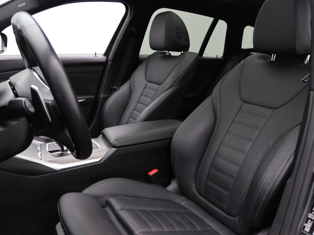 BMW 3-SERIE Touring M340i xDrive High Executive | Comfort Access | Trekhaak | Panoramadak | Elektrisch Verstelbare Voorstoelen | Driving Assistant | Laserlight | Active Cruise Control | 19''