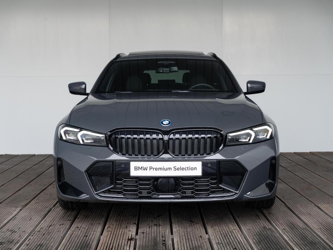 BMW 3-SERIE Touring 330e | M Sportpakket Pro | Innovation Pack | Verwarmd Stuurwiel | Comfort Access | Panoramadak | Stoelverwarming | Harman Kardon | Trekhaak