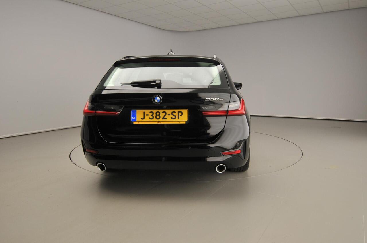 BMW 3-SERIE Touring 330e | LED | Leder | HUD | Sportstoelen | Active cruise | Stoelverwarming | DAB | Alu 17 inch