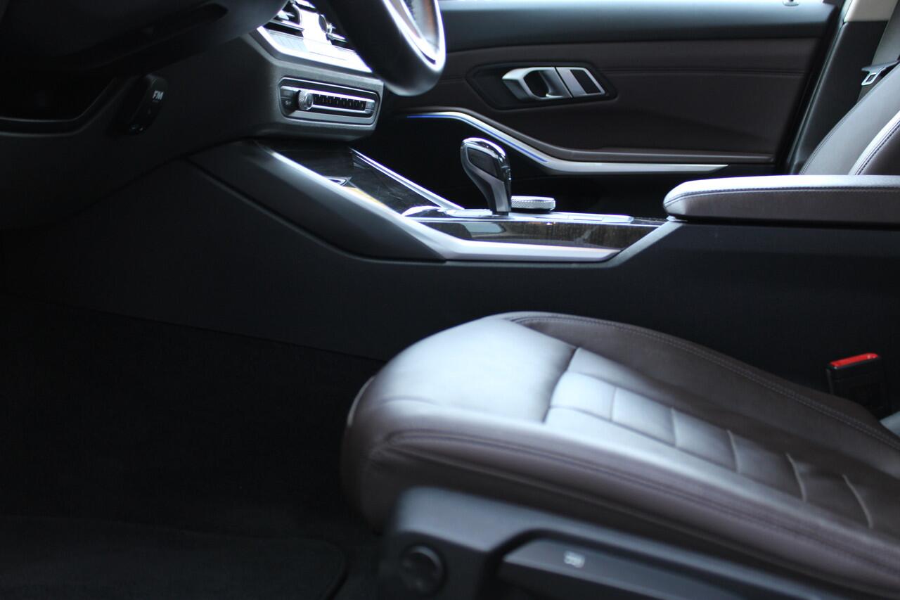 BMW 3-SERIE 320i High Executive Leder - Stoelverwarming - Dealer onderhouden Luxery line