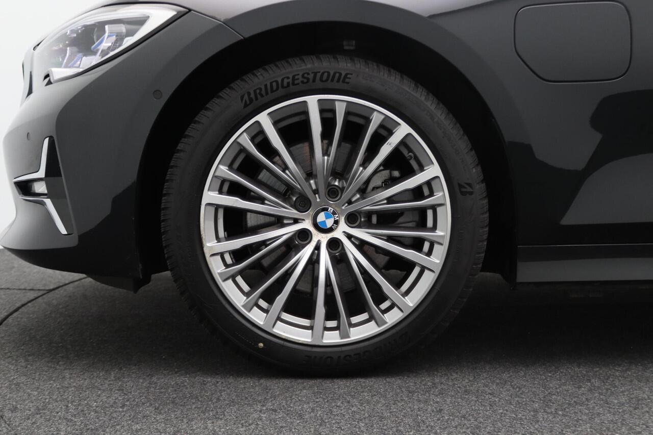 BMW 3-SERIE Touring 320e High Executive | Luxury Line | Audio Media Pack | Parking Pack | Safety Pack | BMW Personal CoPilot Pack | Stuurwielrand Verwarmd | Trekhaak | Panoramadak | Driving Assistant Professional | Head-Up Display | DAB | HiFi | 18''