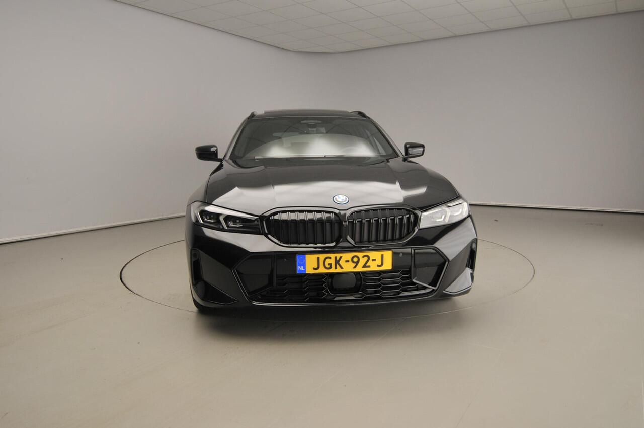 BMW 3-SERIE Touring 330e M-Sportpakket / Panoramadak / Trekhaak / Electrisch verstelbare stoelen / Harman-Kardon / Alu wielen 19 inch