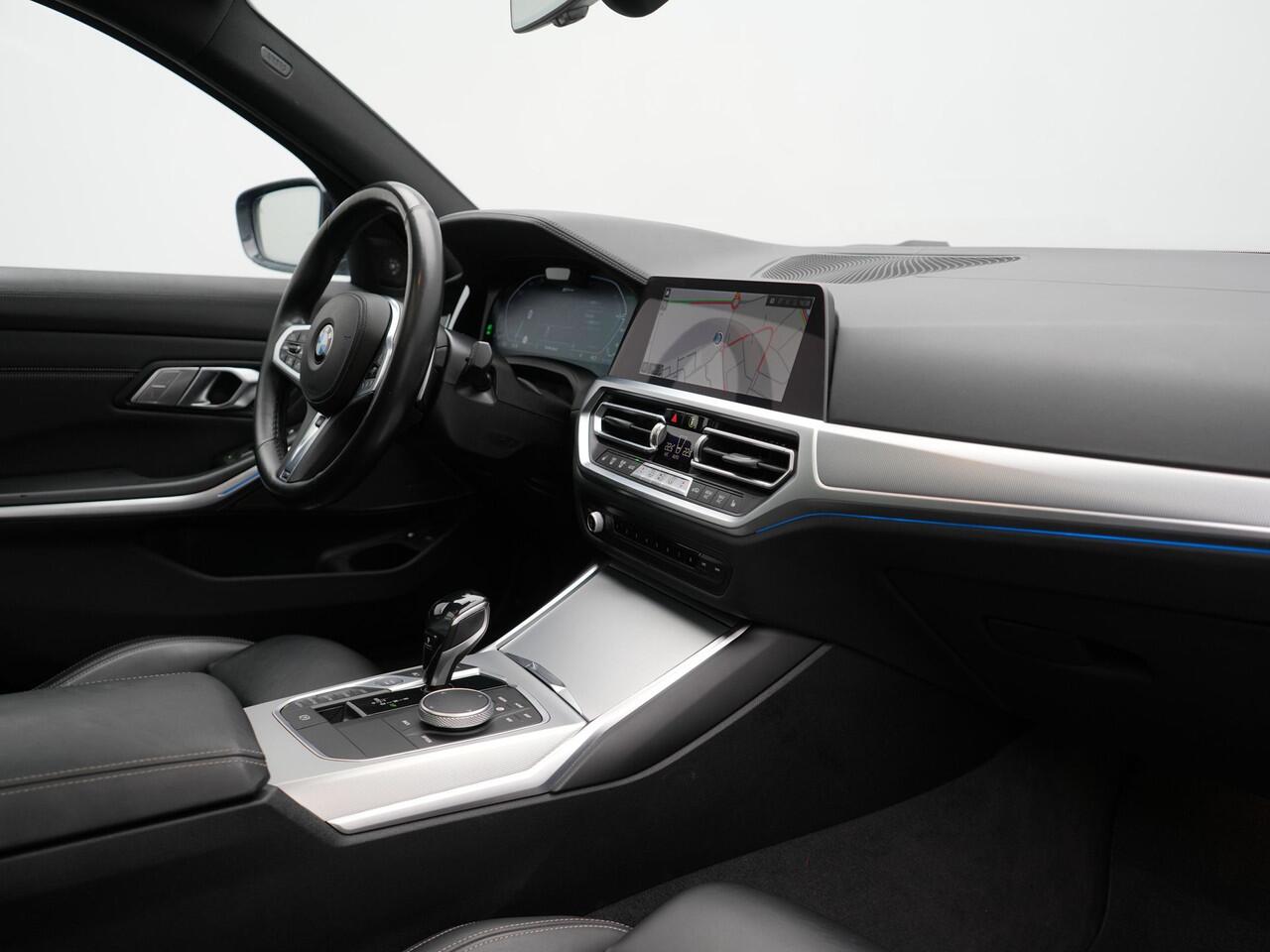 BMW 3-SERIE Touring 330e M Sport Plug In Hybrid 293pk Dealer O.H. PHEV | Panodak | Head Up | 360 Camera | Adaptive Cruise | Laser LED | Harman & Kardon | Nappa Lederen Sportstoelen Memory & Verwarmd | Adaptief Onderstel | Apple Carplay | Sfeerverlichting |