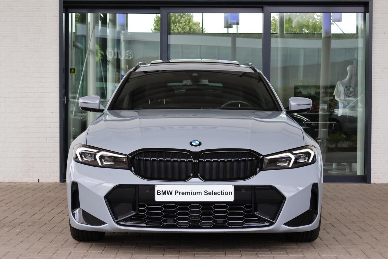 BMW 3-SERIE Touring 330i | M Sportpakket Pro | Glazen Panoramadak | Lederen Sportstoelen | Parkeersensoren voor en achter | Climate Control | HiFi Systeem