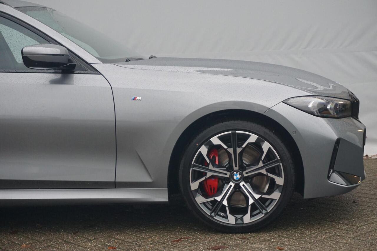 BMW 3-SERIE Touring 330e M Sportpakket Pro 19'' / Panoramadak / Harman Kardon / Driving Assistant Professional / Elektrisch verstelbare stoelen / Trekhaak