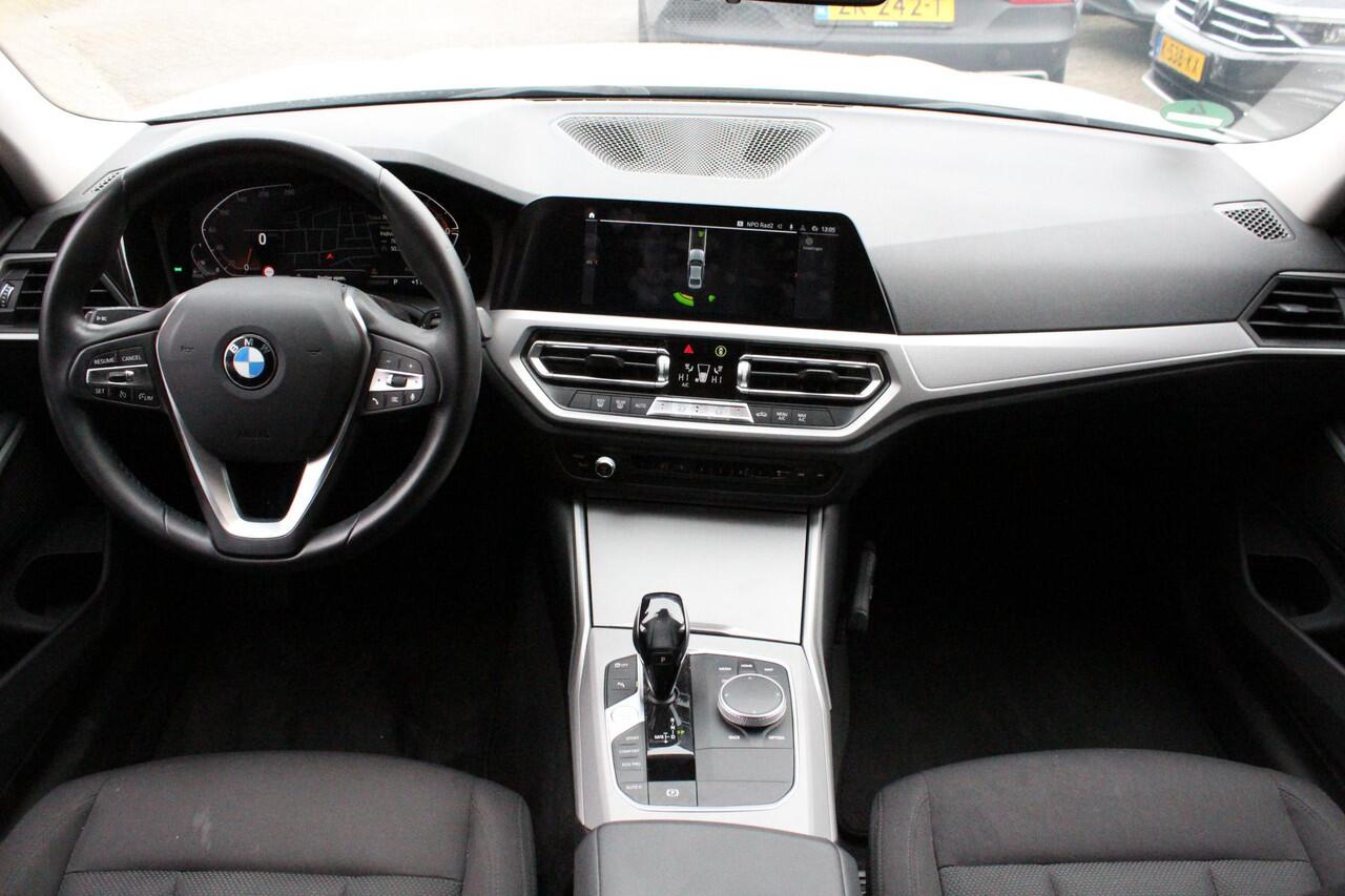BMW 3-SERIE 318d Executive Edition | NL-AUTO+N.A.P! | CARPLAY | PDC-V/A | CLIMA | DAB-RADIO | NAVI | LED | CRUISE |