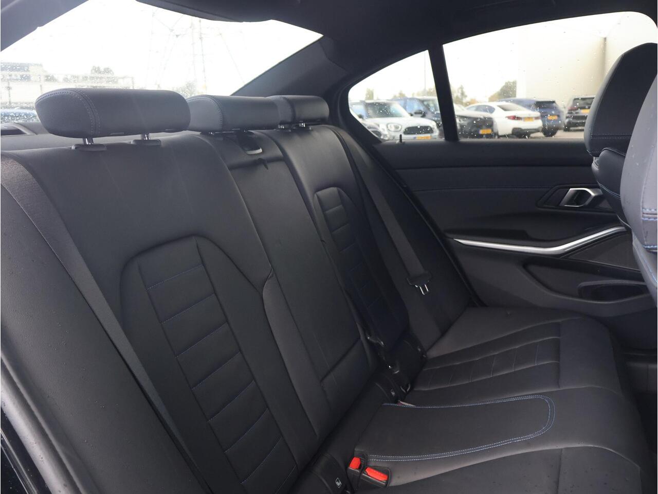 BMW 3-SERIE 330e xDrive M-Sportpakket / Harman Kardon / Elektrisch Verstelbare Stoelen / Active Cruise control / Schuif - Kanteldak / 19 '' /