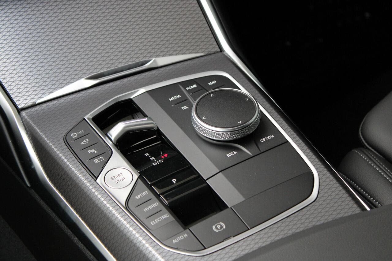 BMW 3-SERIE 330e High Executive M Sport Automaat / Schuif-kanteldak / Sportstoelen / Adaptieve LED / Parking Assistant Plus / Live Cockpit Professional / Stoelverwarming / Comfort Access