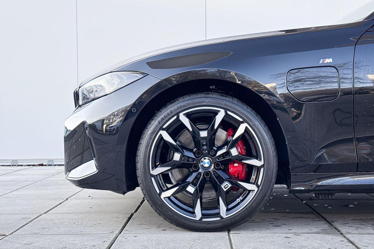 BMW 3-SERIE Sedan 330e M-Sport Glazen Schuifdak / 19 inch / Active Cruise Controle