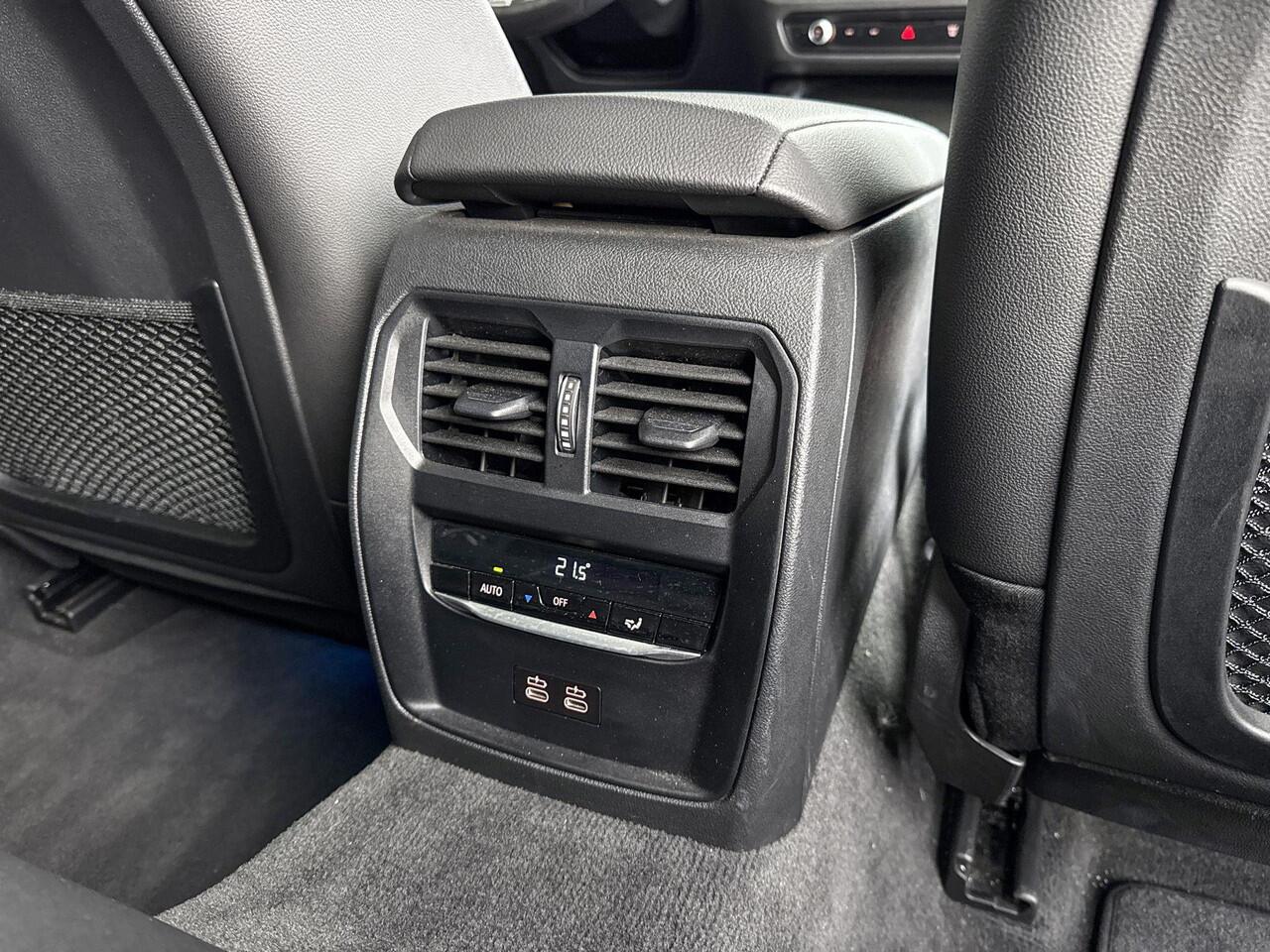 BMW 3-SERIE Touring 330e M Sportpakket Pro / Travel Pack / Comfort Pack / Entertainment Pack / Stuurwielrand verwarmd / Comfort Access / Trekhaak / Achteruitrijcamera / Panoramadak / Elektrisch verstelbare stoelen