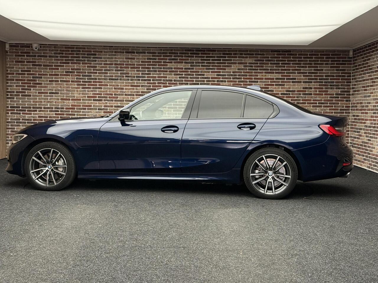 BMW 3-SERIE 330e High Executive BTW auto 360 CAMERA PANORAMA STUUR/STOEL VERWARMING TREKHAAK