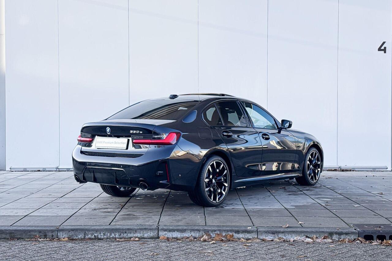BMW 3-SERIE Sedan 330e M-Sport Glazen Schuifdak / 19 inch / Active Cruise Controle