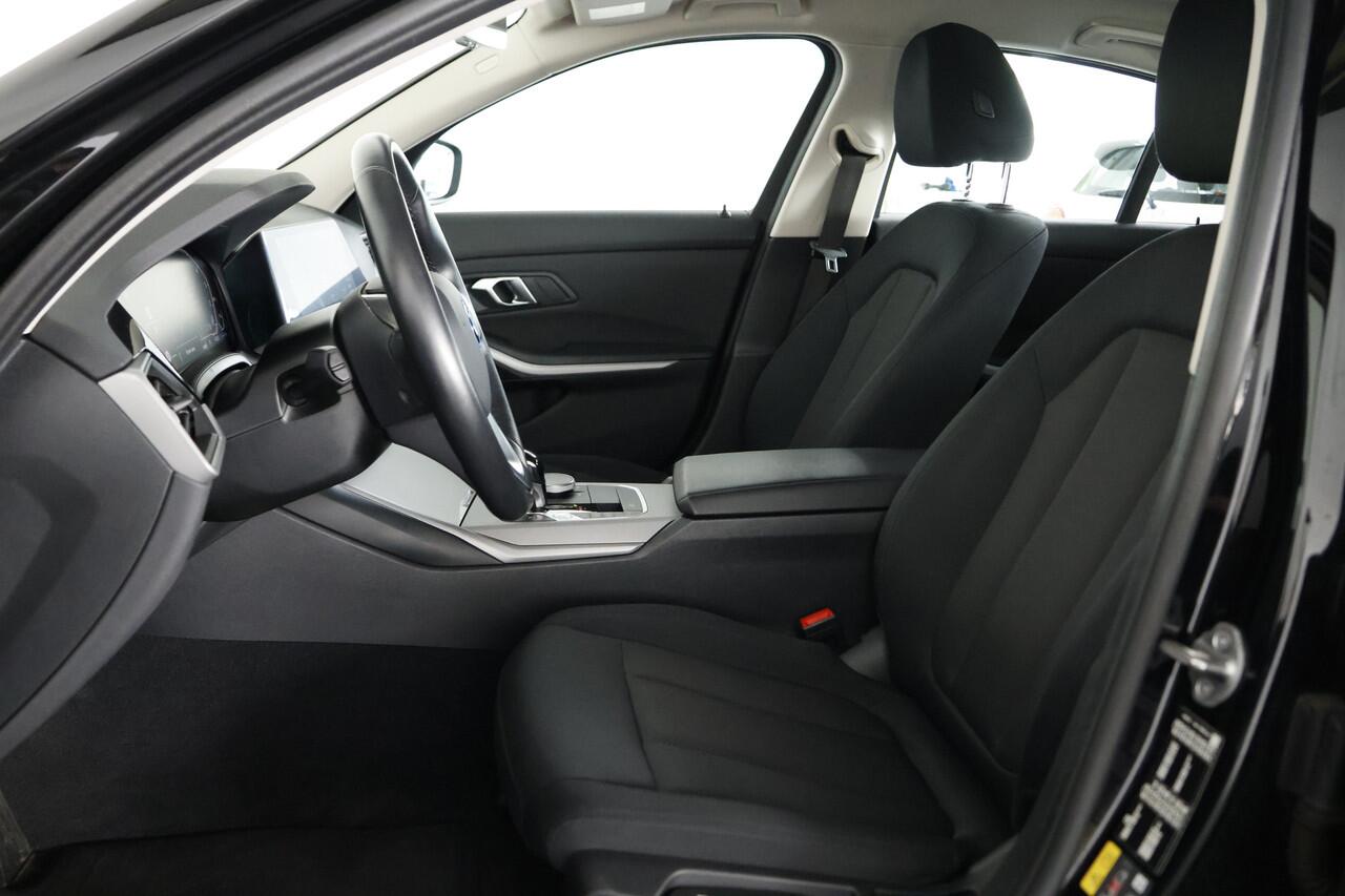 BMW 3-SERIE 320e / LED / Navi / CarPlay / Cam / Clima
