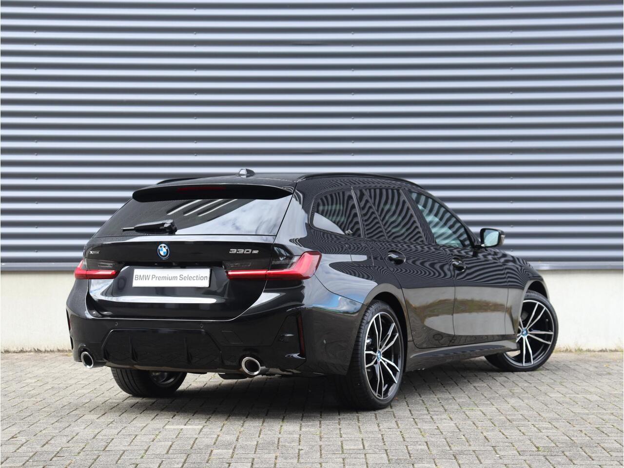 BMW 3-SERIE Touring 330e xDrive | High Executive | M Sportpakket | Panodak | Harman Kardon | Elektr. Voorstoelen | Head-Up | Driving Assistant | Adaptive Cruise Control | Parking Assistant Plus | Comfort Access | 19'' LMV