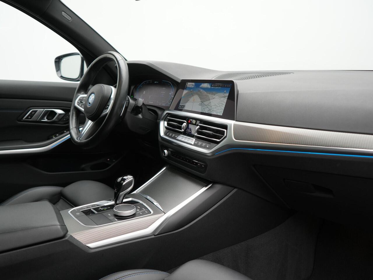 BMW 3-SERIE Touring 330e xDrive M Sport Plug In Hybrid 293pk Dealer O.H. PHEV | Panodak | Head Up | Adaptive Cruise | Laser LED | 360 Camera | 19"L.M | Alcantara Sportstoelen Memory & Verwarmd | Sfeerverlichting | Apple Carplay | Keyless | Blis | Navigatie | Virtu