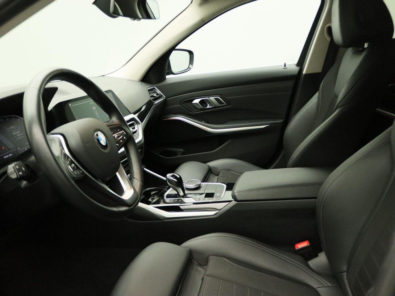 BMW 3-SERIE Sedan 318i Executive | Model Sportline | Sportstoelen | Extra Getint Glas Achter | LED Koplampen | 17''