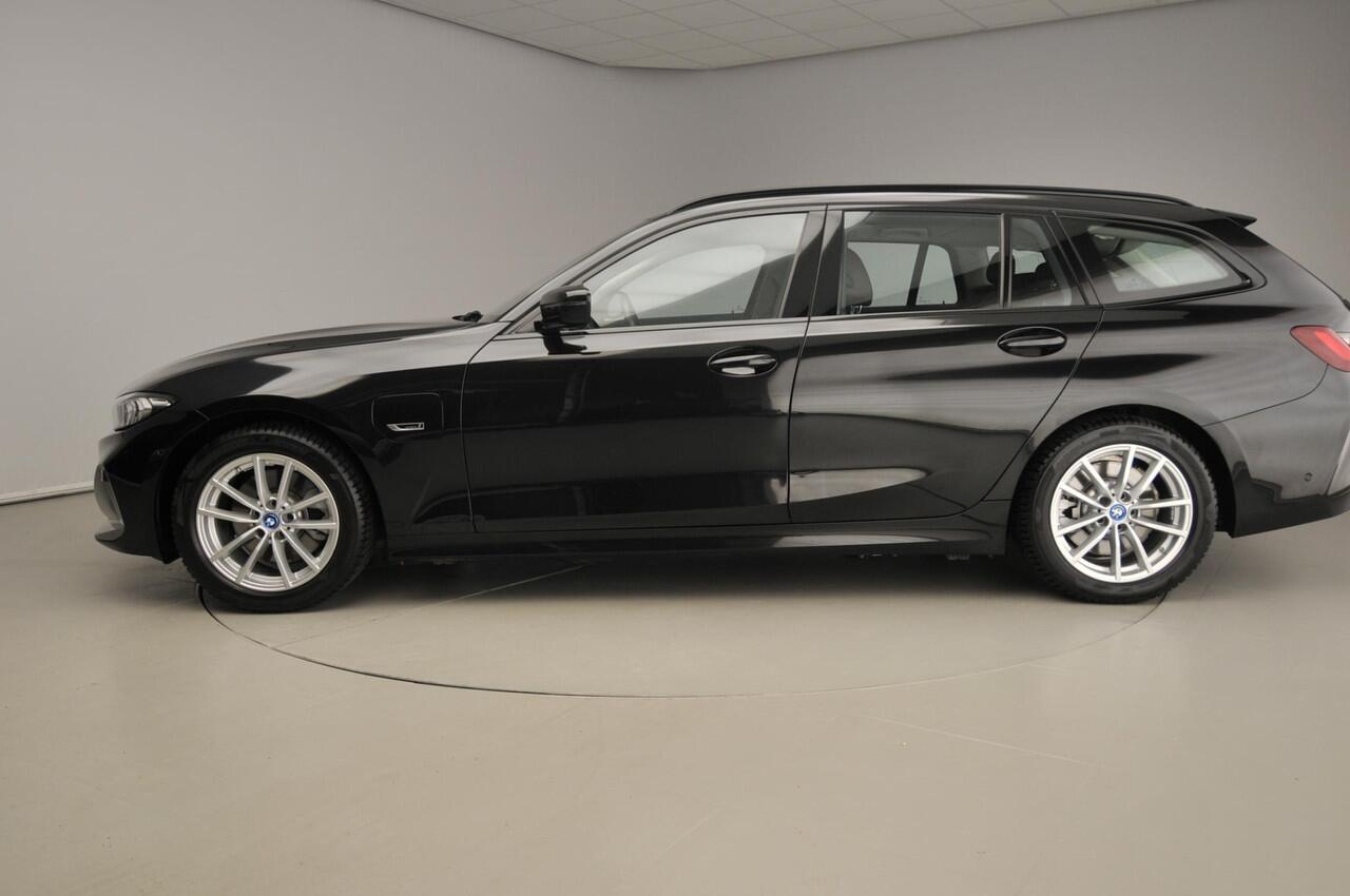 BMW 3-SERIE Touring 320e | LED | Leder | Navigatie | Trekhaak | Sportstoelen | Shadow line | DAB | Alu 17 inch