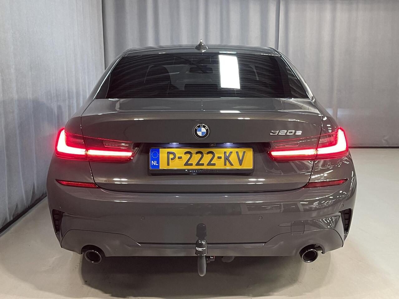 BMW 3-SERIE 320e High Executive 18"/Leder/Laser LED/Stuur + stoelverwarming/Dodehoek/Elektrische klep/Trekhaak/Hed-up/Keyless
