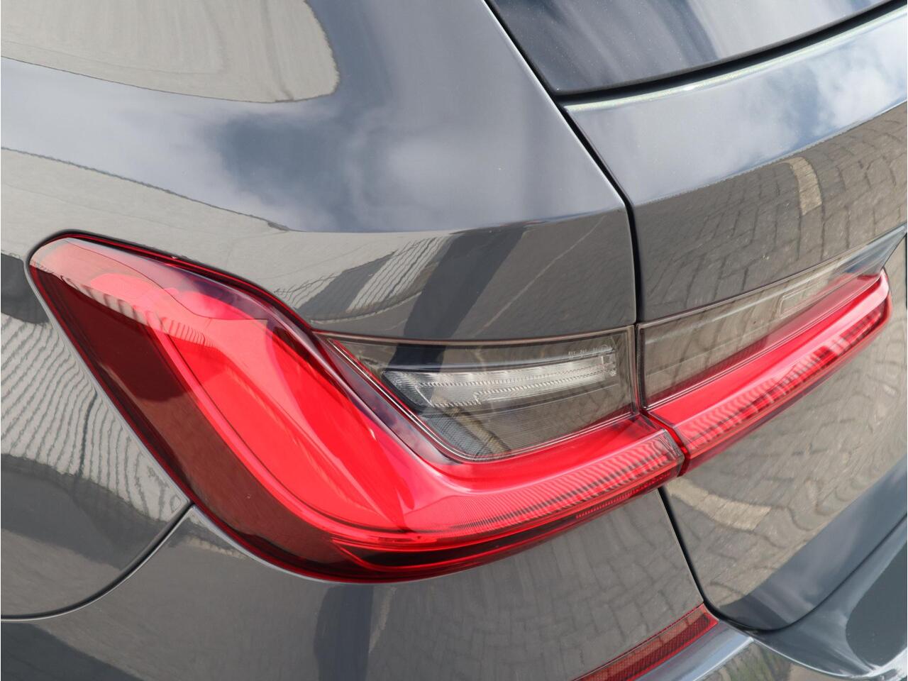 BMW 3-SERIE Touring 320i High Executive M Sport Pakket Automaat / Live Cockpit Professional / Panoramadak / Leder / Adaptive Cruise Control / Head-Up Display / Apple CarPlay / 19 Inch / M Sportremsysteem / Shadow Line / LED / Extra Getint Glas / Stoelverwarming