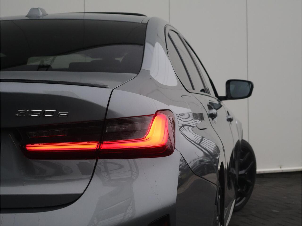 BMW 3-SERIE 330e M Sportpakket Pro/ Stuurwiel verwarmd/ Comfort Access/ Elektrische Trekhaak/ Schuif-Kanteldak/ M Sportstoelen/ Harman-Kardon/ Driving Assistant Professional