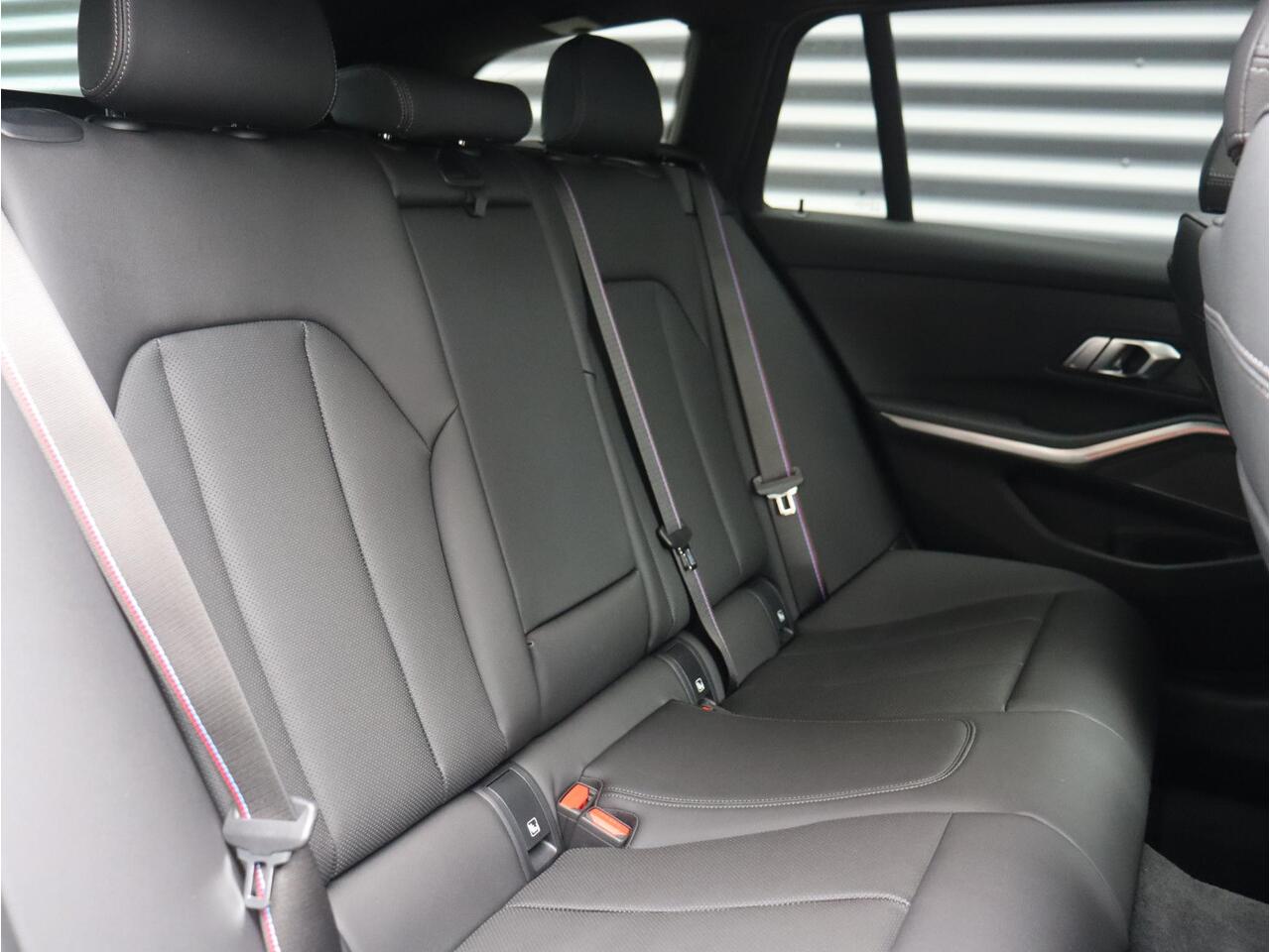 BMW 3-SERIE Touring 330e | M Sportpakket Pro | Panodak | Harman Kardon | Trekhaak | Comfort Access | Adaptive Cruise Control | Adaptieve LED Koplampen | 19'' LMV