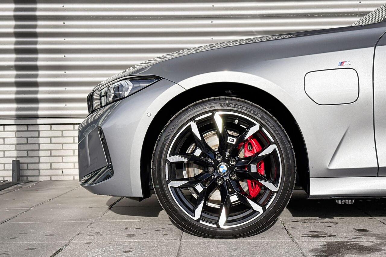 BMW 3-SERIE Sedan 330e M Sportpakket Pro / Comfort Pack / Elektrisch glazen schuif-/kanteldak / HiFi System