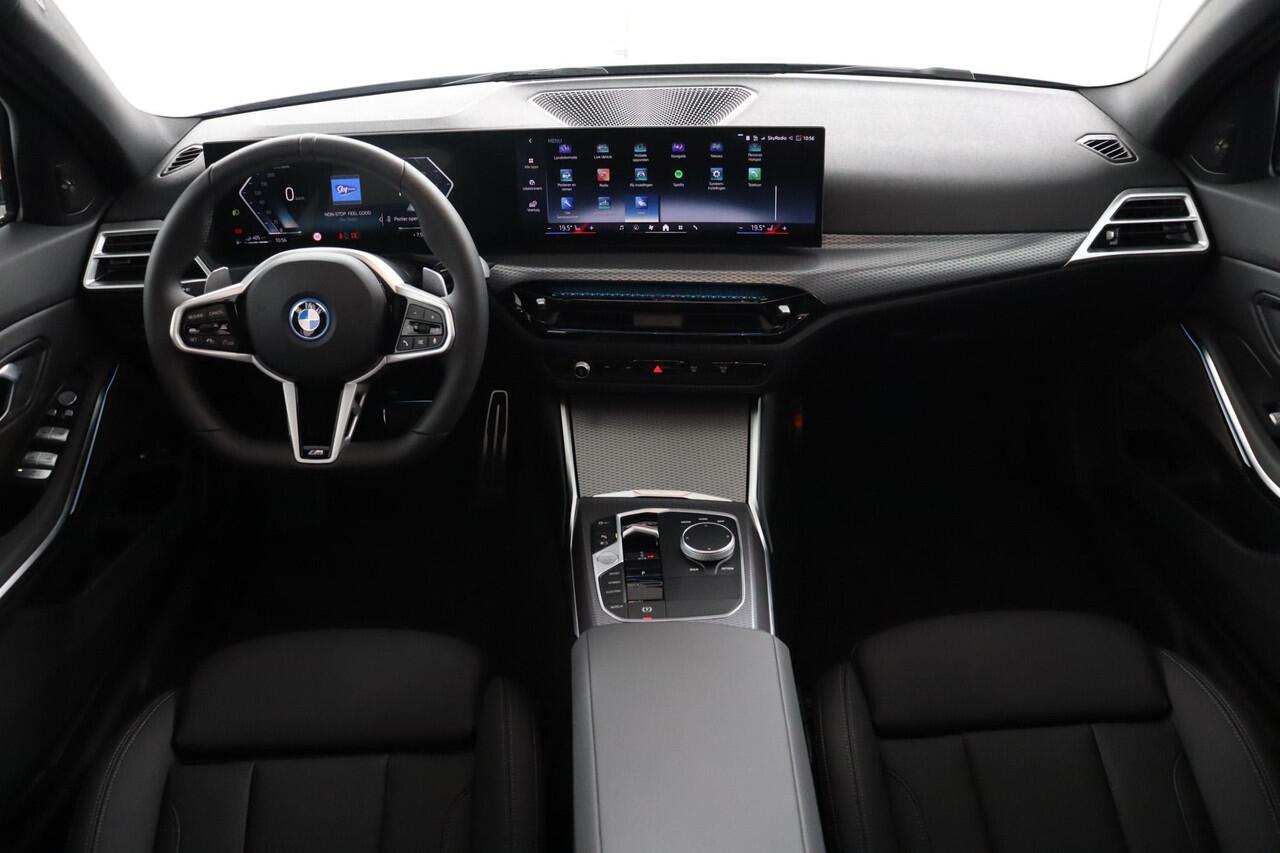 BMW 3-SERIE Touring 330e M Sportpakket Pro | Trekhaak | Panoramadak | Active Cruise Control | Harman Kardon