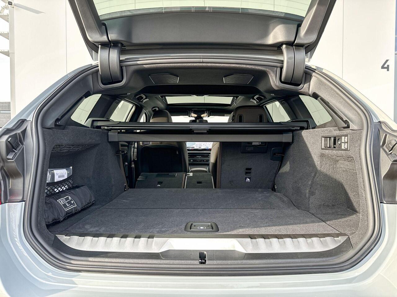 BMW 3-SERIE Touring 330e M-Sport / Glazen Schuifdak / Harman Kardon / Head-Up / Parking Assistant Plus / Trekhaak Zwenkbaar / Adaptieve LED koplampen / Stuurwielverwarming