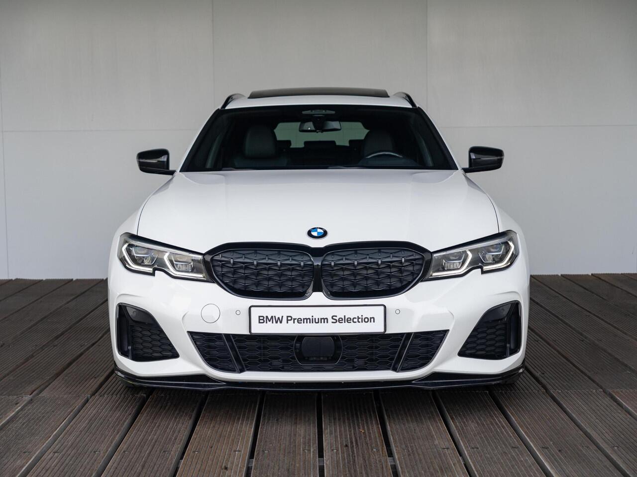 BMW 3-SERIE Touring M340i xDrive | Innovationspakket | Verwarmd Stuurwiel | Comfort Access | Panoramadak | Stoelverwarming | Laserlight | Head-Up Display | Harman Kardon | 19''