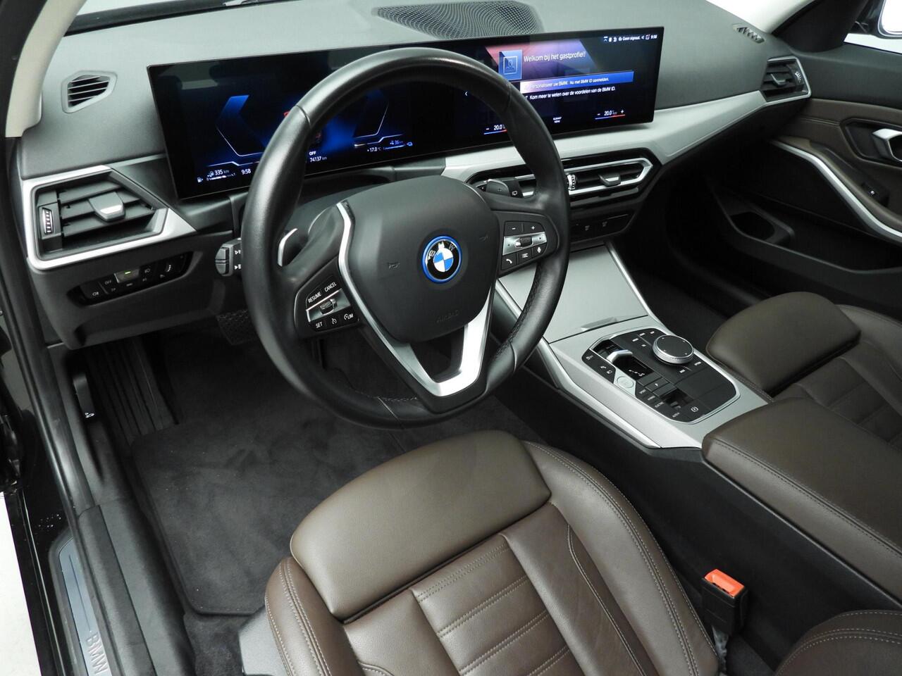 BMW 3-SERIE Touring 320e | LED | Leder | Navigatie | Trekhaak | Sportstoelen | Shadow line | DAB | Alu 17 inch