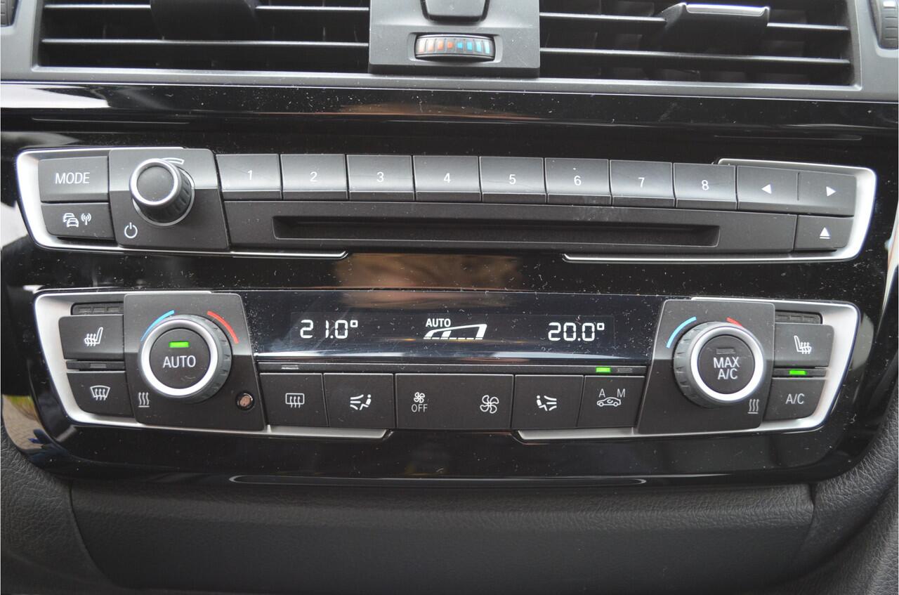 BMW 3-SERIE Touring 318i M Pakket Vol Leer St.verw. Elek. Achterklep Zwarte Raamlijsten Led Koplamp.