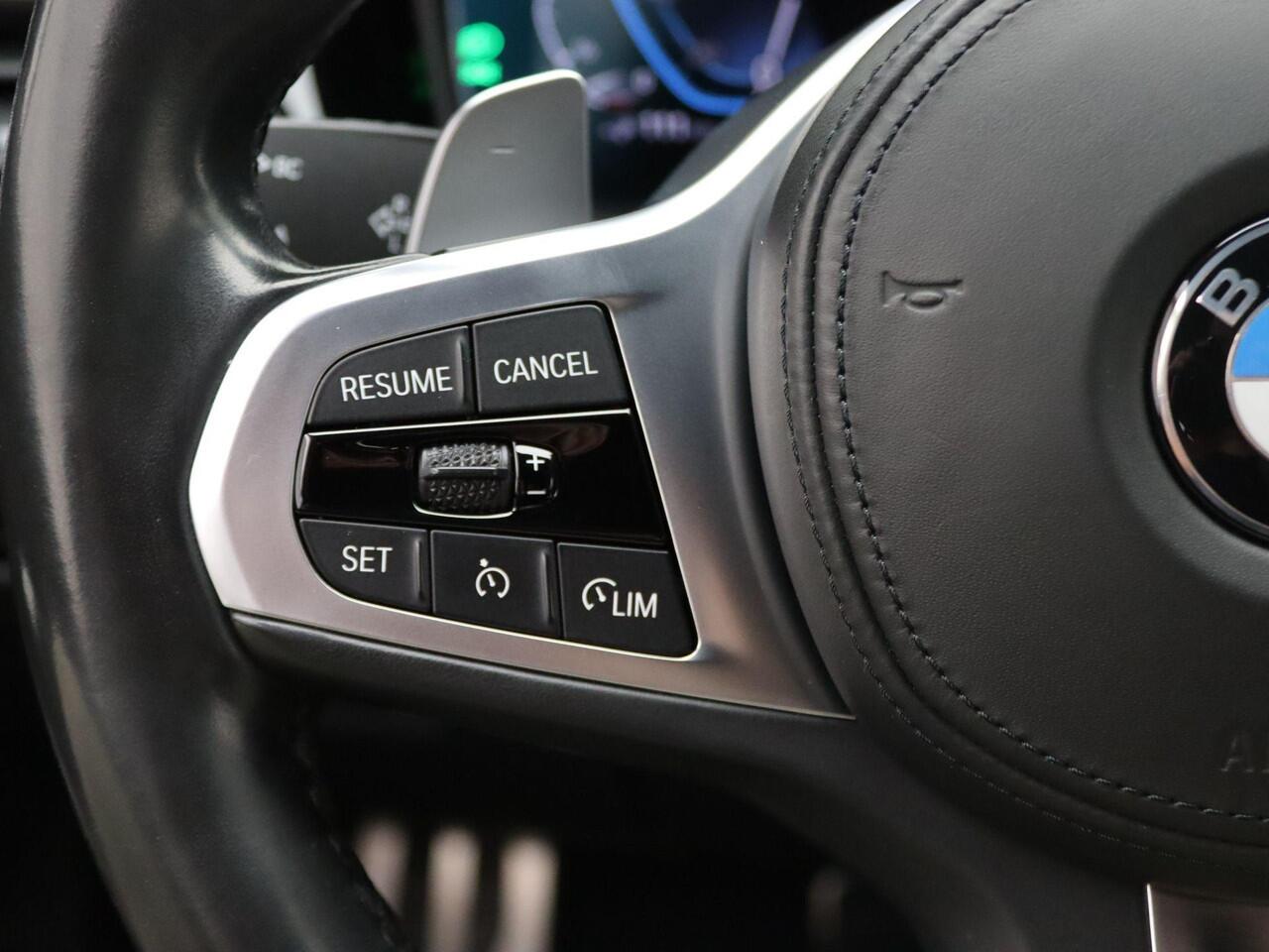 BMW 3-SERIE Sedan 330e High Executive | M Sportpakket | LED | DAB | 19''