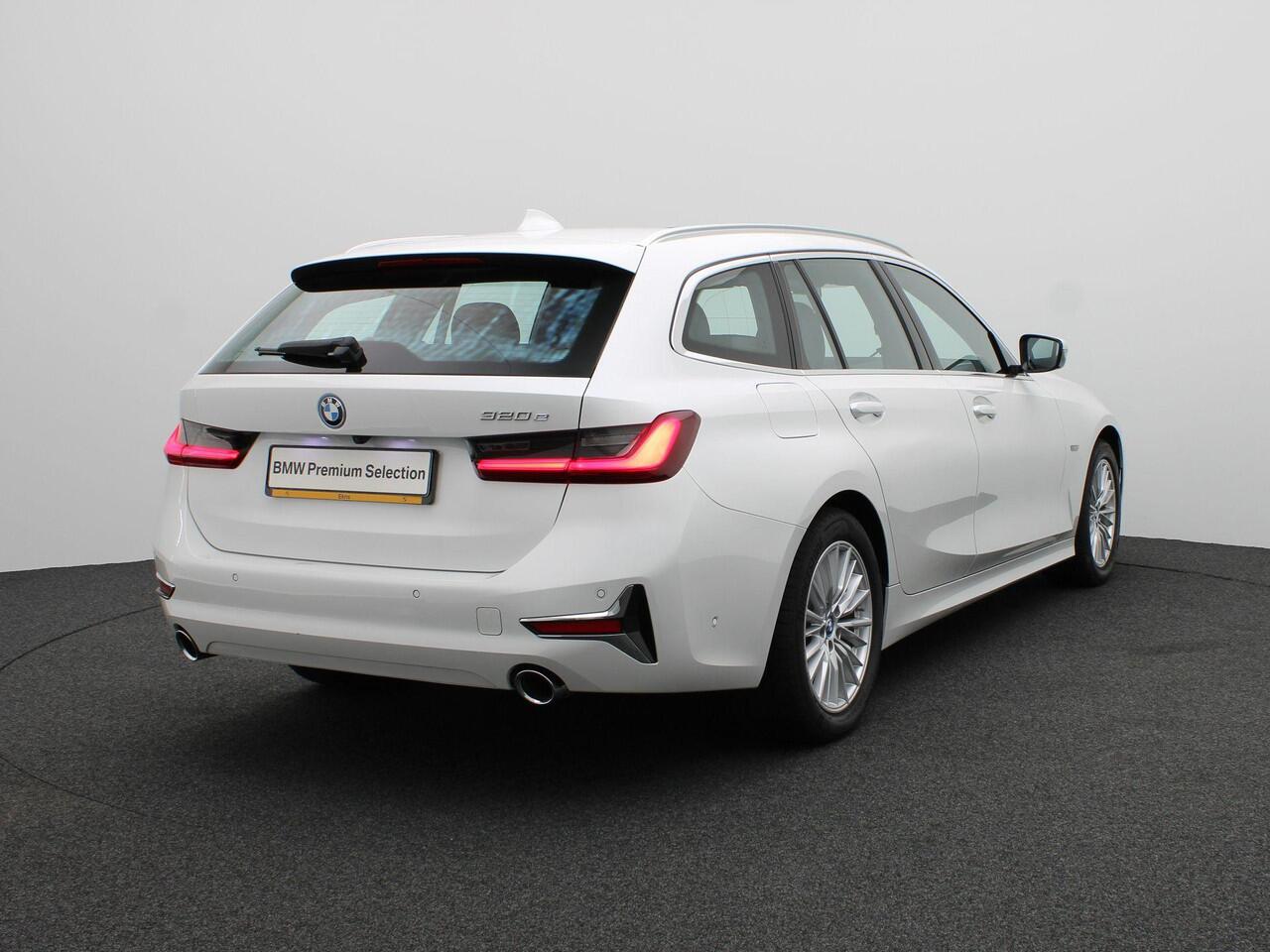 BMW 3-SERIE 320e Touring High Executive | Luxury Line | Parking Pack | Achteruitrijcamera | Panoramadak | Sportstoelen | Head-Up Display | 17"