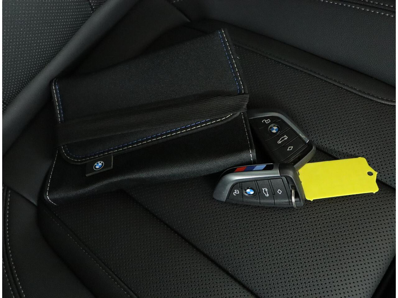 BMW 3-SERIE Touring 318i | M Sportpakket | Comfort Pack | Trekhaak | Verwarmde Voorstoelen | Achteruitrijcamera | Glazen Panoramadak |