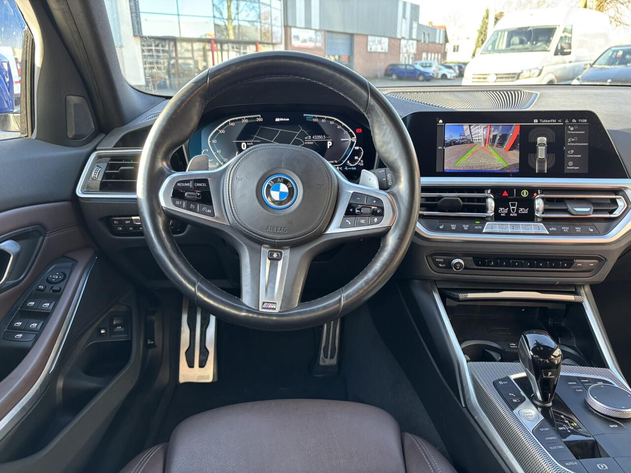 BMW 3-SERIE Touring /320e Business Edition Plus M Sport Pakket / Portimao Blau / Stoel & Stuurverwarming / Wegklapbare Trekhaak /