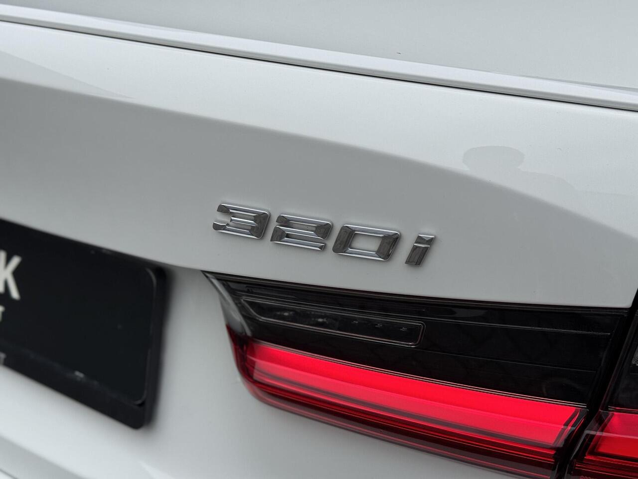 BMW 3-SERIE Sedan 320i High Executive M Sport Pakket Automaat / Live Cockpit Professional / Hifi / LED / 19 Inch / DAB / Shadow Line / Neerklapbare Achterbank / M Achterspoiler / Stoelverwarming