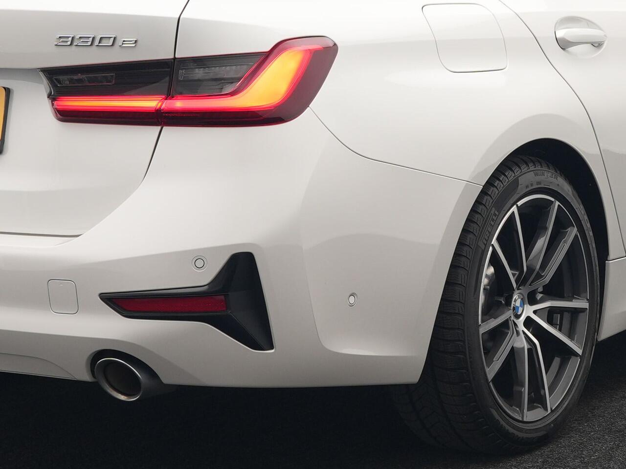 BMW 3-SERIE Touring 330e Plug In Hybrid 293pk Dealer O.H PHEV | Trekhaak Af Fabriek | Panodak | Head Up | Adaptive Cruise | Laser LED | Lederen Sportstoelen Memory & Verwarmd | Keyless | Blis | Apple Carplay | Stuur Verwarmd | Navigatie | DAB |