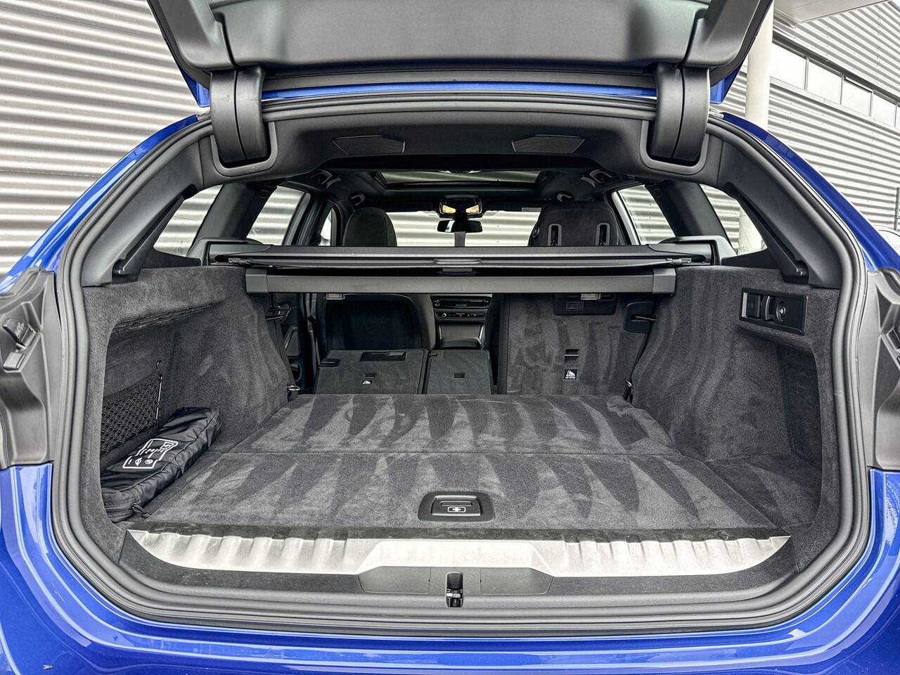 BMW 3-SERIE Touring 330e M Sportpakket Pro / Innovation Pack / Comfort Pack / Panoramadak / Trekhaak / Selections