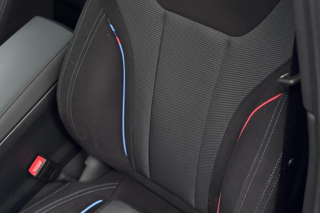 BMW 3-SERIE Touring 330e M-Sport | 19,5 kWh | Panodak | Head-Up | Memory | Trekhaak | 360° Camera | Fabrieksgarantie