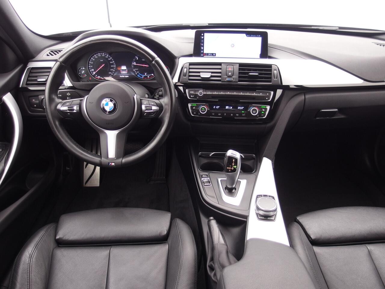 BMW 3-SERIE Touring 318i M Sport Corporate Lease AUTOMAAT / TREKHAAK / FULL LED / NAVI / CLIMA / STOELVERW / PDC / NL-AUTO