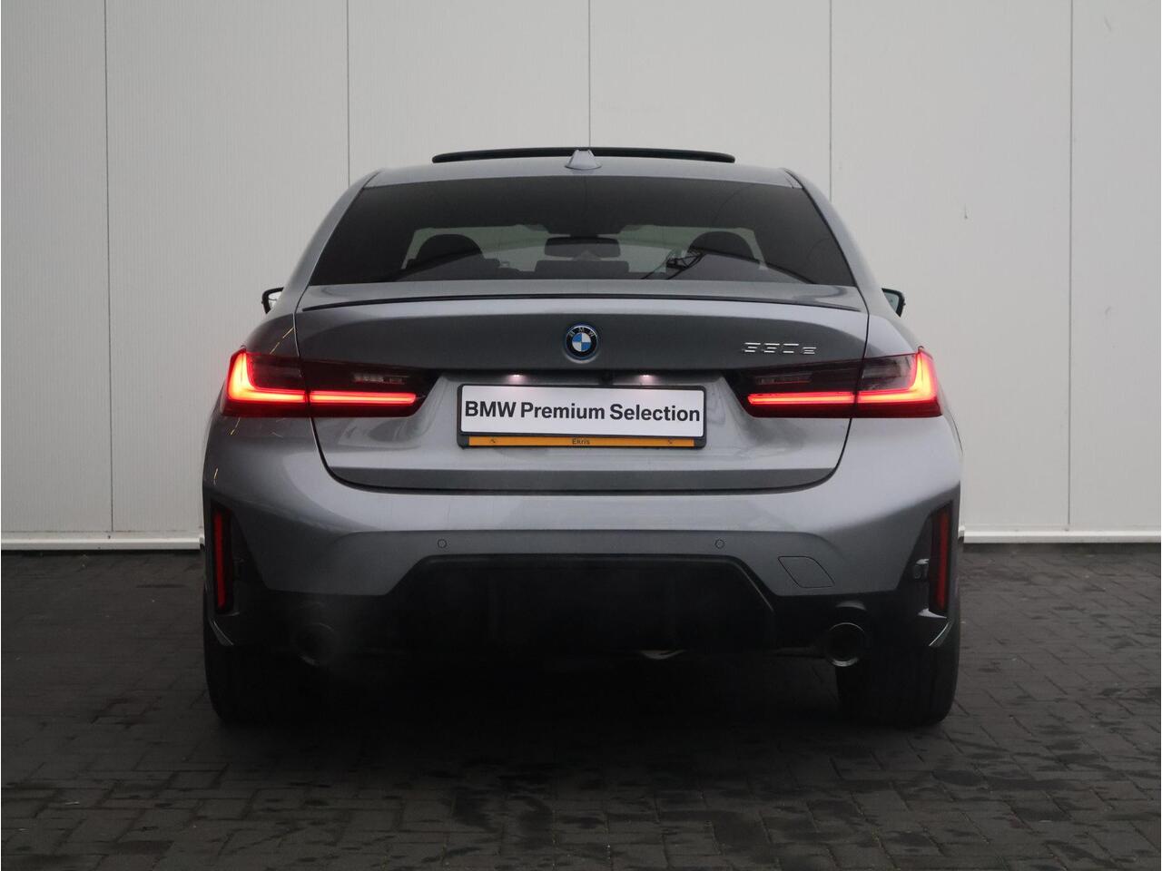 BMW 3-SERIE 330e M Sportpakket Pro/ Stuurwiel verwarmd/ Comfort Access/ Elektrische Trekhaak/ Schuif-Kanteldak/ M Sportstoelen/ Harman-Kardon/ Driving Assistant Professional