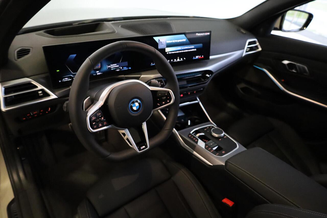 BMW 3-SERIE Touring 330e Individual Lak | M Sportpakket Pro | Innovation Pack | Comfort Pack | Panoramadak | Trekhaak