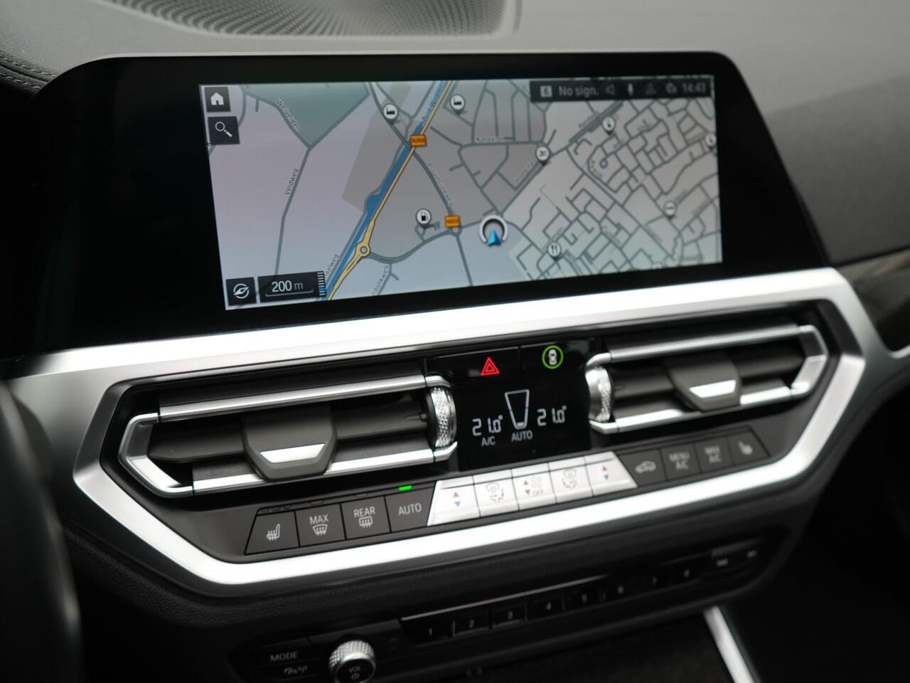 BMW 3-SERIE Touring 320e Sportline Plug In Hybrid 204pk Dealer O.H PHEV | Panodak | Lederen Sportstoelen Verwarmd | Apple Carplay | Sfeerverlichting | Navi Full Map | DAB |