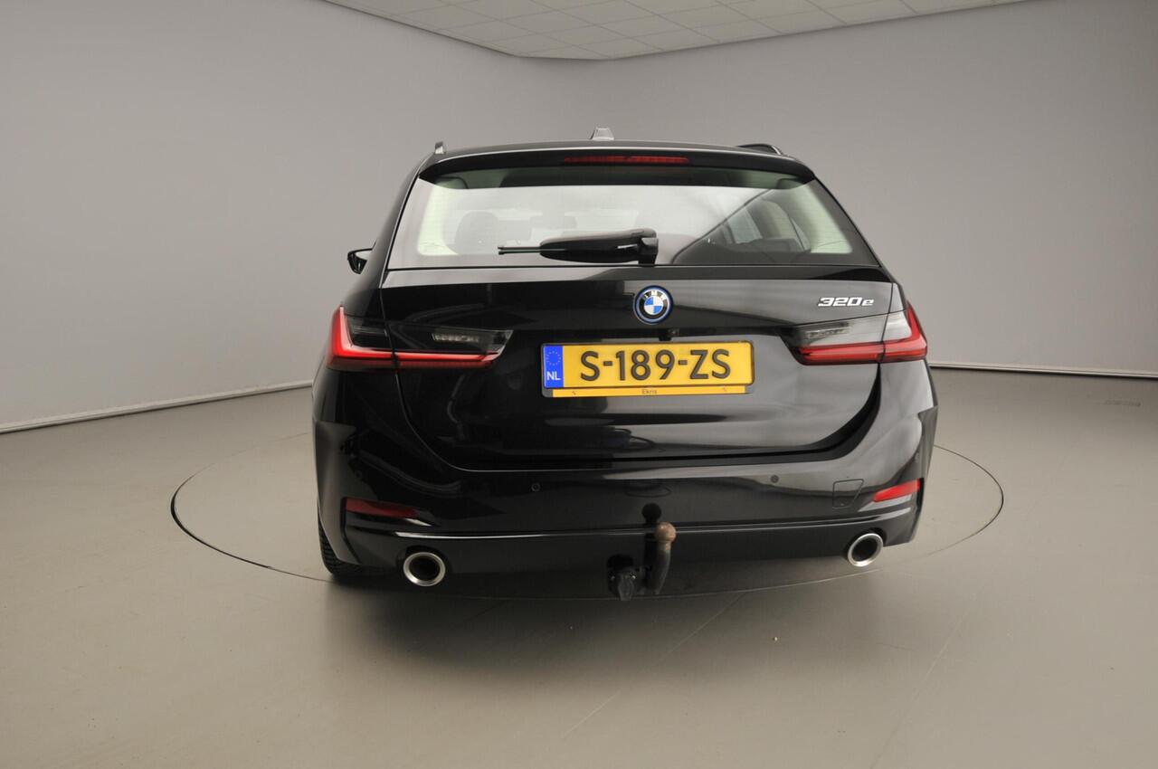 BMW 3-SERIE Touring 320e | LED | Leder | Navigatie | Trekhaak | Sportstoelen | Shadow line | DAB | Alu 17 inch