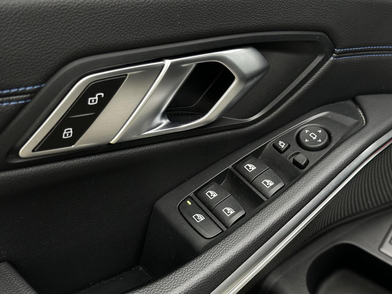 BMW 3-SERIE Touring 320i Corporate Executive | M-Sport onderstel | Sporstoelen | Trekhaak |