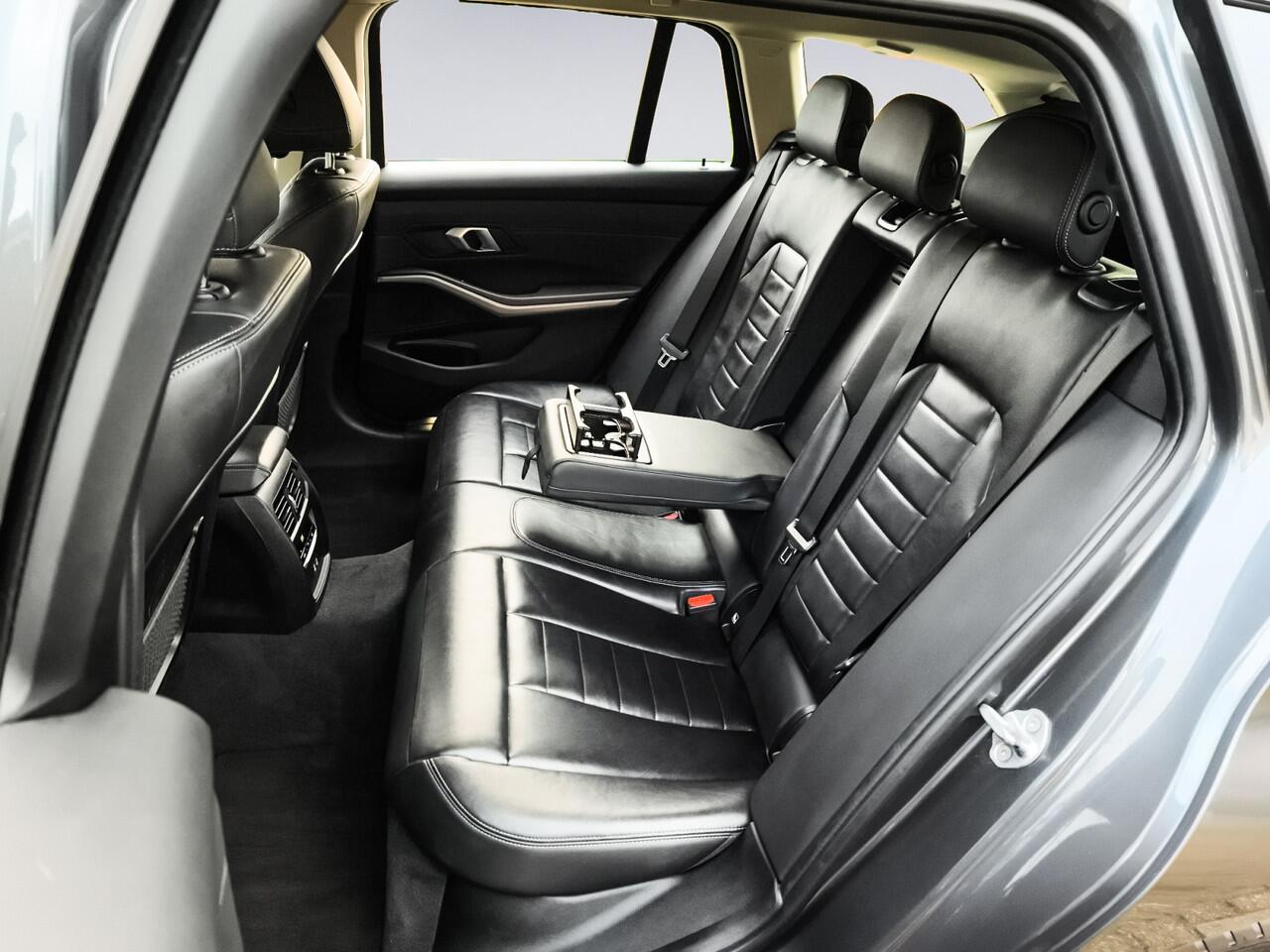 BMW 3-SERIE Touring 330e 1e-Eig. & Dealer-Onderh. BOVAG-Garantie. NL-Auto.